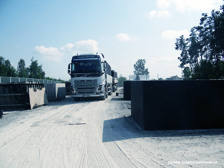Transport szamb betonowych  w Myślenicach